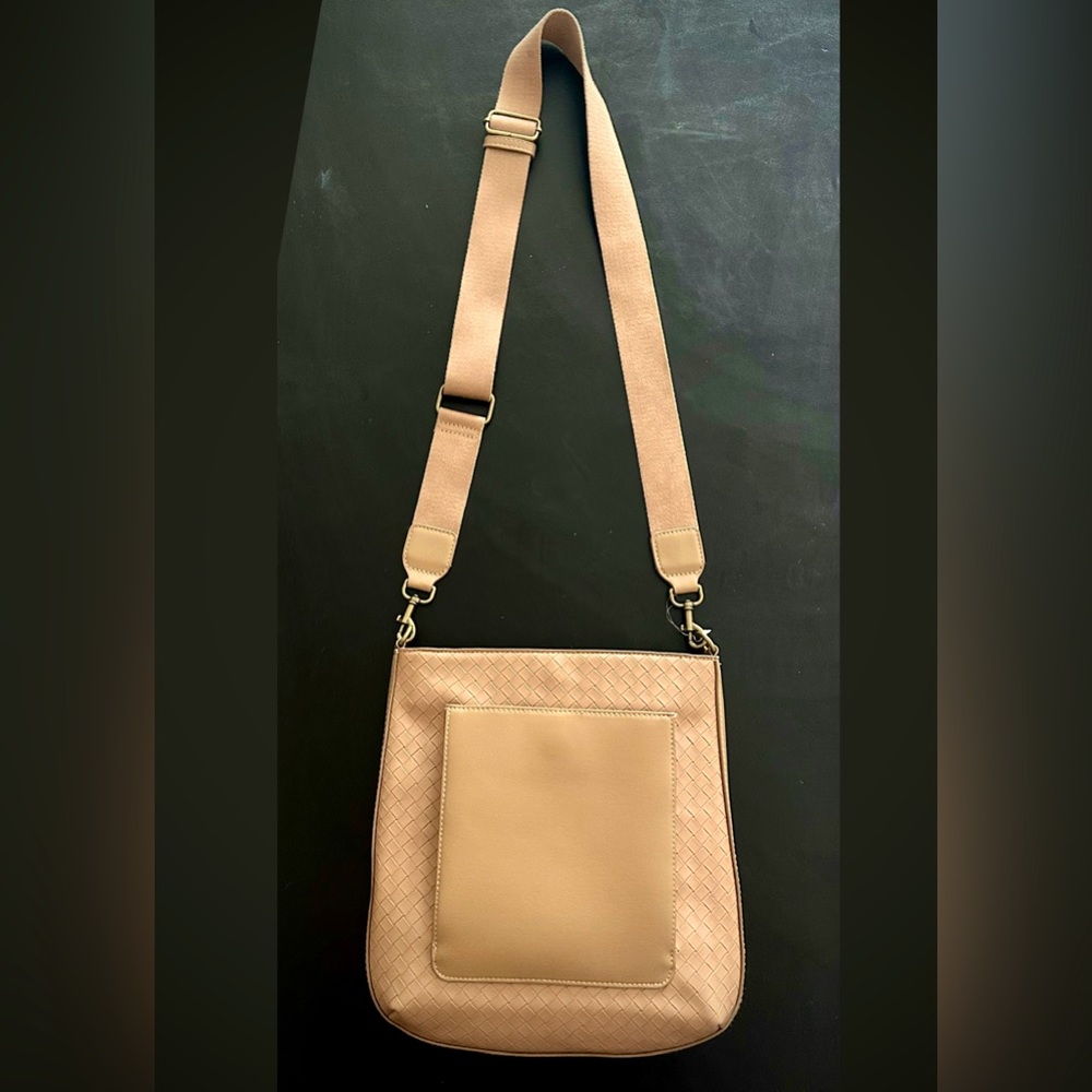 *EUC* Universal Thread Tan Crossbody Bag